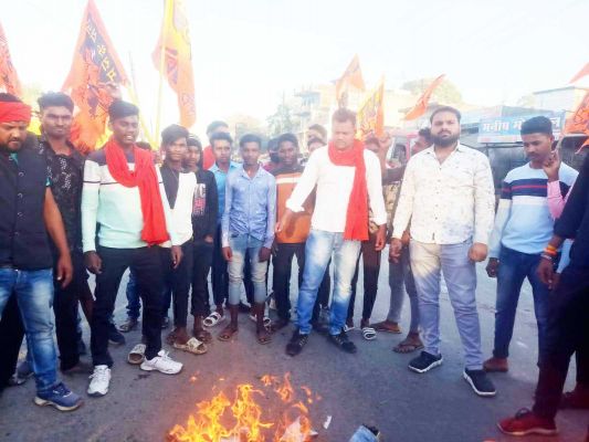 सपा नेता स्वामी प्रसाद मौर्य का  बजरंगियों ने फूंका पुतला