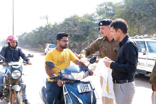 ट्रैफिक रूल तोड़ा तो नहीं कटेगा चालान, लगेगा स्टीकर