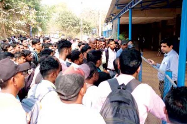  क्रेडा के अनुबंधित तकनीशियनों का प्रदर्शन नियमितीकरण या संविदा की मांग कर रहे