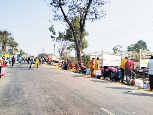 एनएच किनारे लग रही साप्ताहिक बाजार, दुर्घटना की आशंका बढ़ी