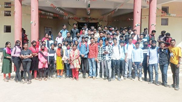 परीक्षा तिथि आगे बढ़ाने विवि अध्यक्ष के नेतृृत्व एनएसयूआई ने सौंपा ज्ञापन