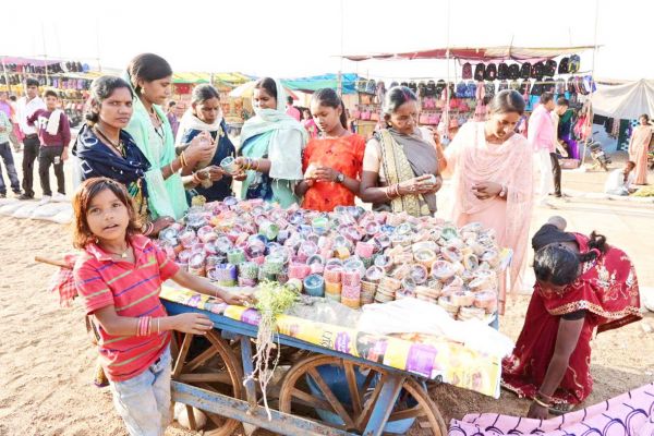 बुढ़वा पुन्नी में दूसरे दिन दिखा मेले के अलग-अलग रंग