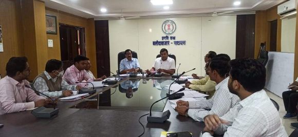 कलेक्टर ने की राजस्व विभाग की कामकाज की समीक्षा