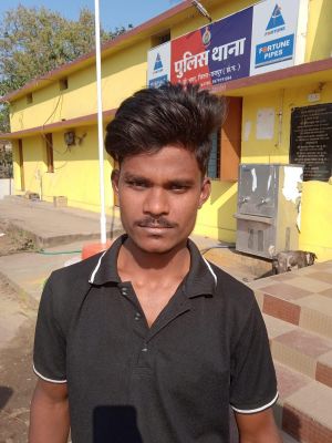 बटनदार चाकू के साथ दो गिरफ्तार