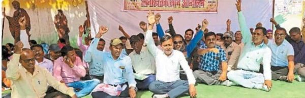 वेतन विसंगति दूर करने की मांग को लेकर जिला मुख्यालय में प्रदर्शन