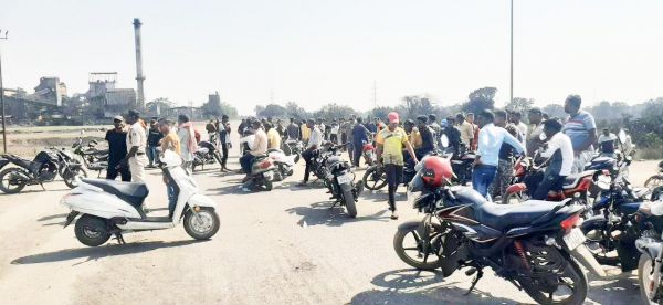 धूल की वजह से फैक्ट्री की बस से टकराए बाईक सवार, घायल