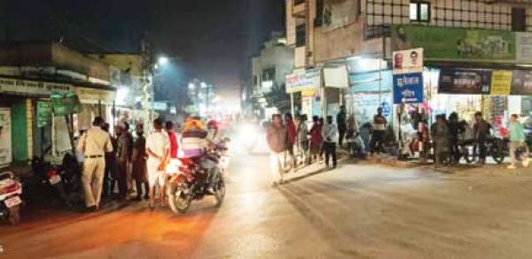 आधी रात शादी से लौट रहे लोग ट्रैफिक पुलिस की चालान का शिकार