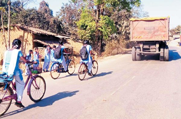 जान जोखिम में डालकर स्कूल आने को मजबूर छात्रनो एंट्री लगाने स्थानीय अभिभावकों ने प्रशासन से लगाई गुहार