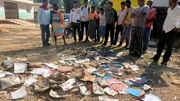 अधजला राशनकार्ड, जॉब कार्ड सहित वन अधिकार पट्टा से संबंधित दस्तावेज मिले पंचायत कार्यालय परिसर में