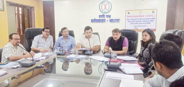 गिर्रा के गौठान में गोबर से बने प्राकृतिक पेंट यूनिट का होगा शीघ्र ही शुभारंभ-कलेक्टर