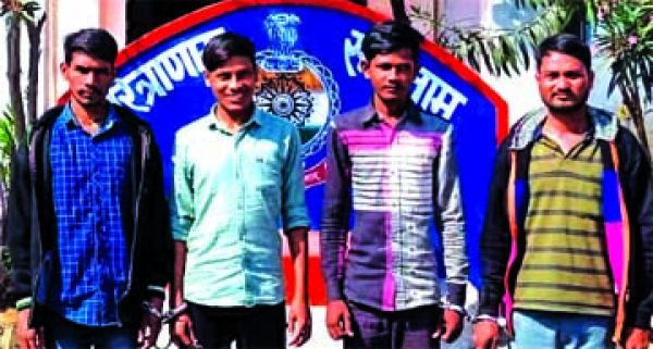 सगाई में गए दंपत्ति के घर से चोरी करने वाले 4 गिरफ्तार