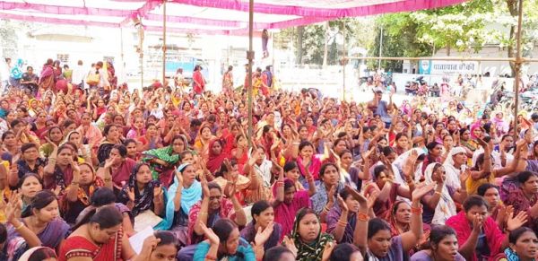 कार्यकर्ता-सहायिकाओं का आंदोलन जारी, 1102 आंगनबाड़ी में लटके ताले