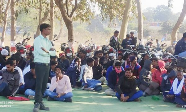 रायगढ़़ एनर्जी के सामने भू-विस्थापितों ने दिया धरना