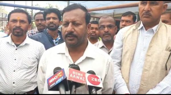 मांगों को ले राशन दुकान संचालक 3 दिनी धरने पर