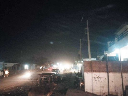 अंधेरे में डूबा शहर का मुख्य मार्ग, आप ने लगाए लापरवाही के आरोप