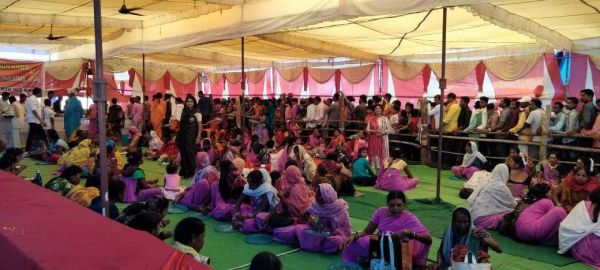 भोग भंडारे में प्रतिदिन हजारों भक्त कर रहे प्रसाद ग्रहण