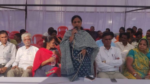 धर्मांतरण के विरोध में धरना