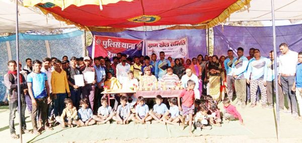 कबड्डी के प्रतिभागियों को रेंगाखार थाना प्रभारी ने किया सम्मानित