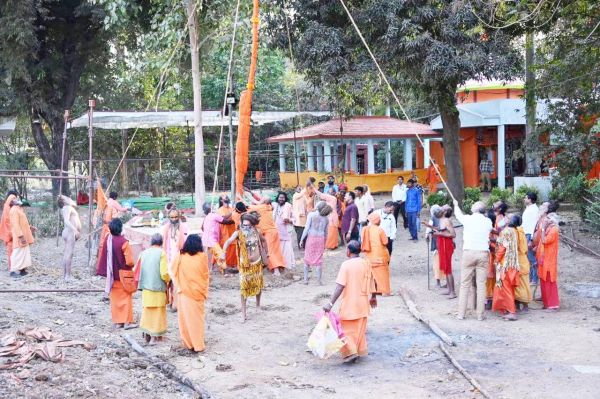 जूना अखाड़ा ने लोमश ऋषि आश्रम में किया धर्म ध्वज खड़ा