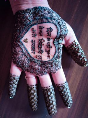 हड़ताली शिक्षिकाओं ने मेंहदी लगा कर खींंचा सरकार का ध्यान