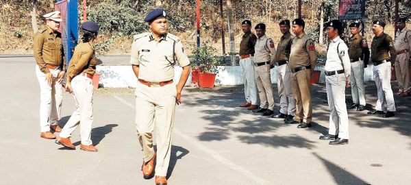 एसपी ने किया खरसिया अनुभाग के थाना-चौकियों का निरीक्षण