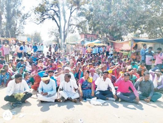 नक्सल प्रभावित क्षेत्र के ग्रामीणों ने पुलिस पर लगाया झूठे केस में फंसाने का आरोप, चक्काजाम