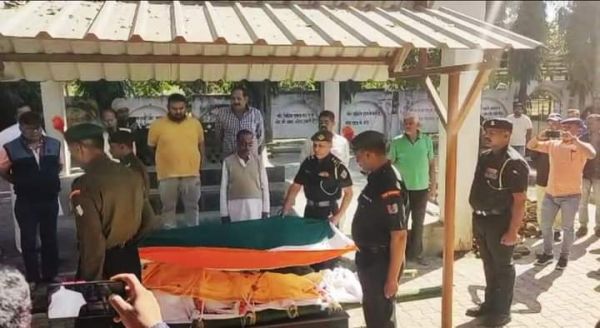 नम आंखों से शहीद मेजर नीलेश सिंह को दी अंतिम विदाई