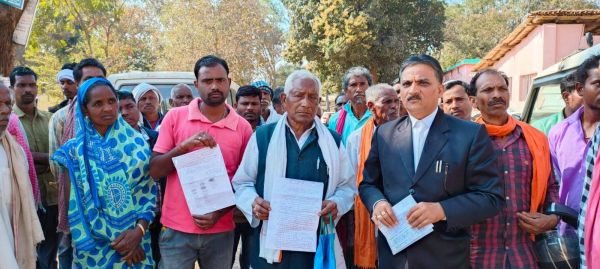38 वर्षों से मुआवजा की मांग को लेकर भटक रहे ग्रामीणों ने संभागायुक्त से की मुलाकात