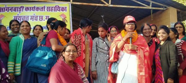 आंबा कार्यकर्ता व सहायिका की बेमुद्दत हड़ताल दसवें दिन भी जारी