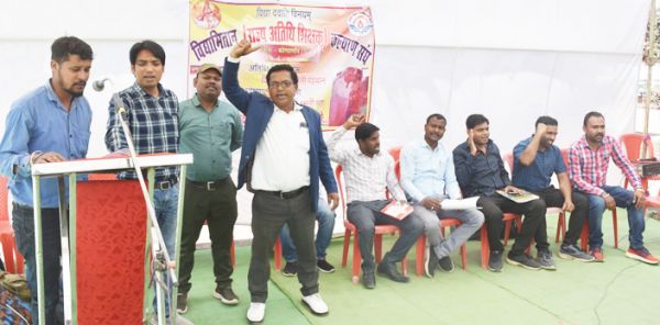 अपनी मांगों को लेकर एक दिवसीय धरने पर बैठे अतिथि शिक्षक संघ