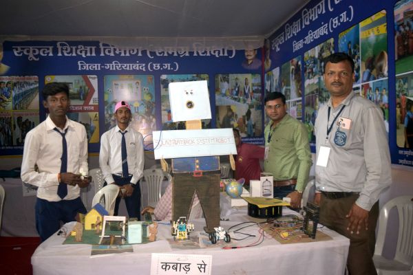 स्कूली बच्चों ने बनाया साऊंड प्लेबैक सिस्टम रोबोट
