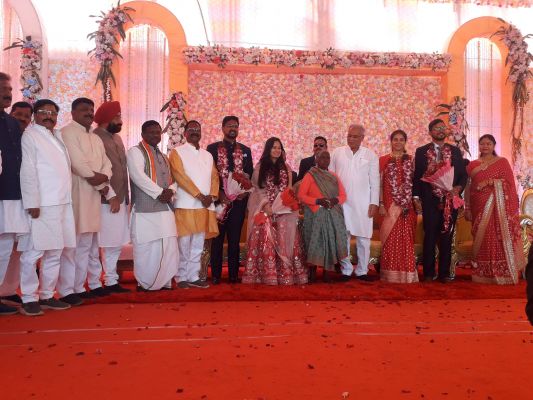 आशीर्वाद समारोह में पहुंचे सीएम, दोनों वर-वधु को दिया आशीर्वाद