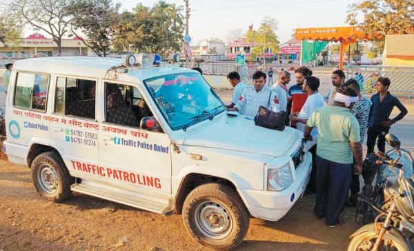 सडक़ दुर्घटनाओं में कमी लाने विशेष मोटर वाहन चेकिंग अभियान