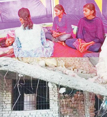 पंचायत ने मकान तोड़ा, पीडि़त परिवार का आंदोलन खत्म