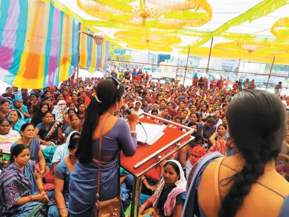 आंगनबाड़ी कार्यकर्ता व सहायिका बेमुद्दत हड़ताल पर
