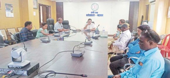 रेत खदान संचालकों पर जमकर बरसे कलेक्टर