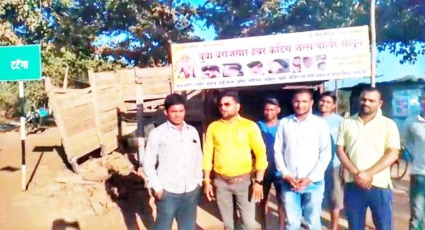 युवा बेरोजगार हेयर ड्रेसिंग सैलून जिले भर में कर रहा ट्रेंड, युवा मोर्चा ने लगाया आरोप