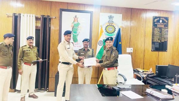 जनवरी के कॉप ऑफ द मंथ अवार्ड से सम्मानित हुए अधिकारी-कर्मचारी