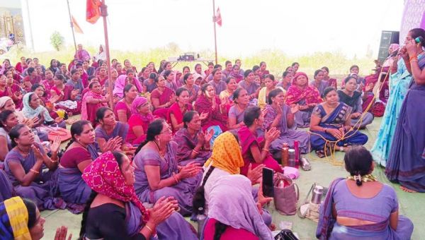 संगीत के माध्यम से आंगनबाड़ी कार्यकर्ताओं का प्रदर्शन
