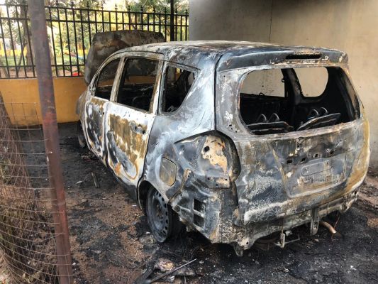 घर पर खड़ी कार जला दी गई