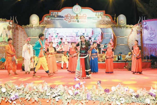 छैला बाबू आही परदेशी बाबू आही... गीत में जमकर झूमे दर्शक