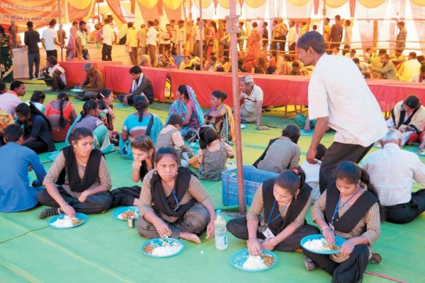 भोग भंडारे में प्रतिदिन हजारों श्रद्धालु कर रहे प्रसादी ग्रहण