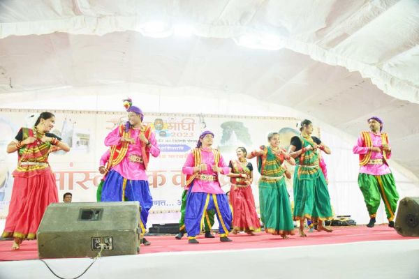आदिवासी परंपरा पर आधारित लोकनृत्य ने दर्शकों को बांधे रखा