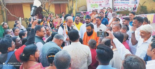 विधायक धनेंद्र के जन्मदिन पर बधाई देने लगा रहा तांता