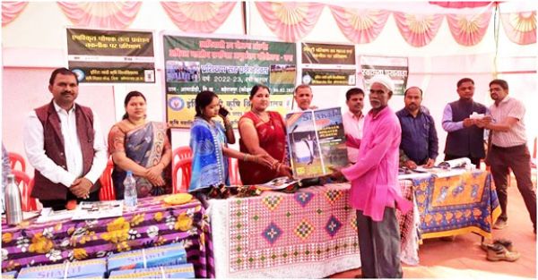चना फसल के उन्नत बीज व उन्नत तकनीक से लगाकर समूह अग्रिम पंक्ति प्रदर्शन 