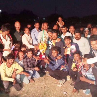 क्रिकेट मैच में मुतेड़ा नवागांव की टीम विजेता पूर्व विधायक के हाथों सम्मानित