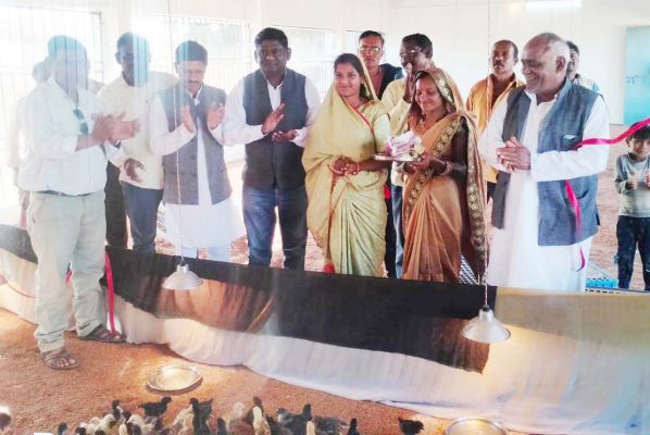 महिला समूह को बांटे 45 चूजे
