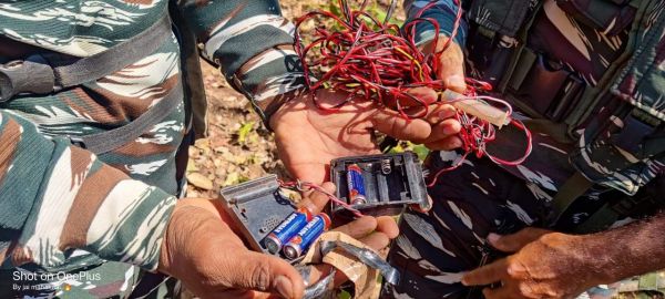 नक्सलियों के प्लांट बम को जवानों  ने बरामद कर किया निष्क्रिय