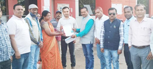 सेवा गणना को ले मुख्यमंत्री एवं विभागीय अधिकारियों के नाम कलेक्टर को ज्ञापन