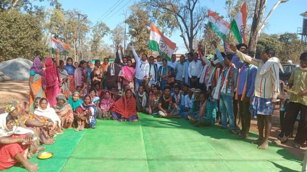 दूरस्थ वनांचल क्षेत्र में कांग्रेस की  हाथ से हाथ जोड़ो पदयात्रा